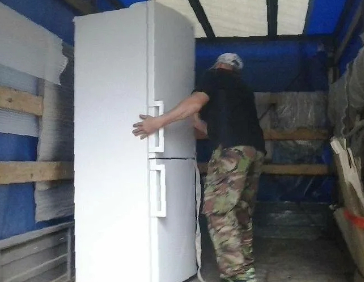 Холодильник после перевозки стоя. Грузчик с холодильником. Перевозка холодильника. Газель перевозка холодильника. Упаковать холодильник для перевозки.